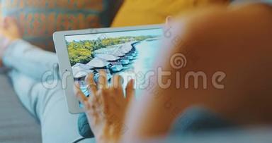 高质量的4k12位镜头。 人触摸ipad平板电脑屏幕，浏览相册.. 图片画廊